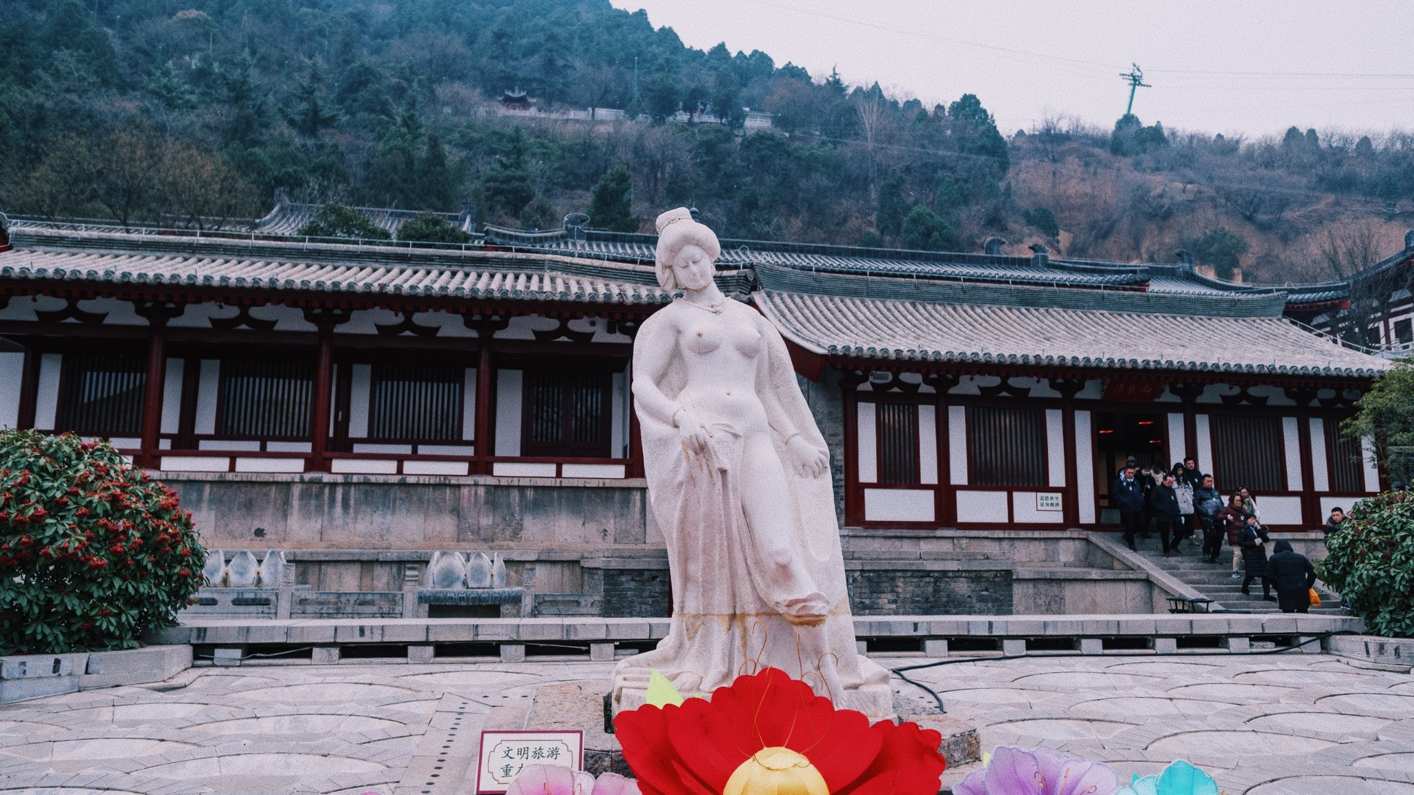 的浴池遗址,经过发掘清理后,形成了我们现在所看到的唐玄宗,杨贵妃,唐