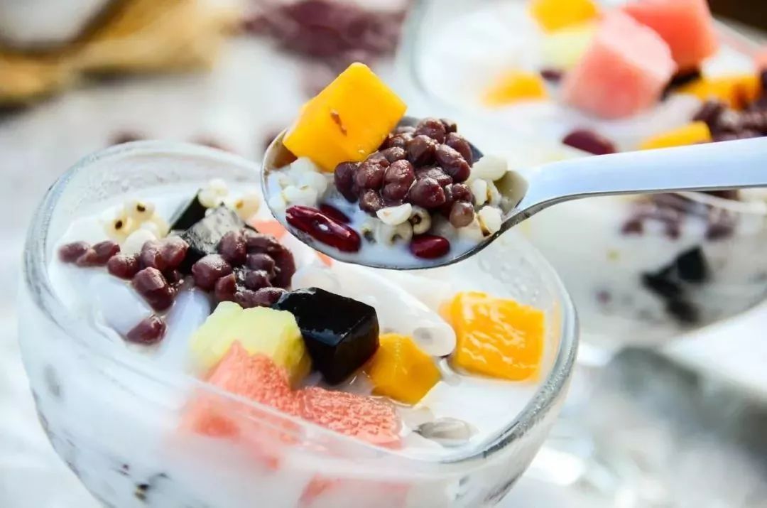 在三亚各色饮品中,清补凉是当仁不让的大腕.