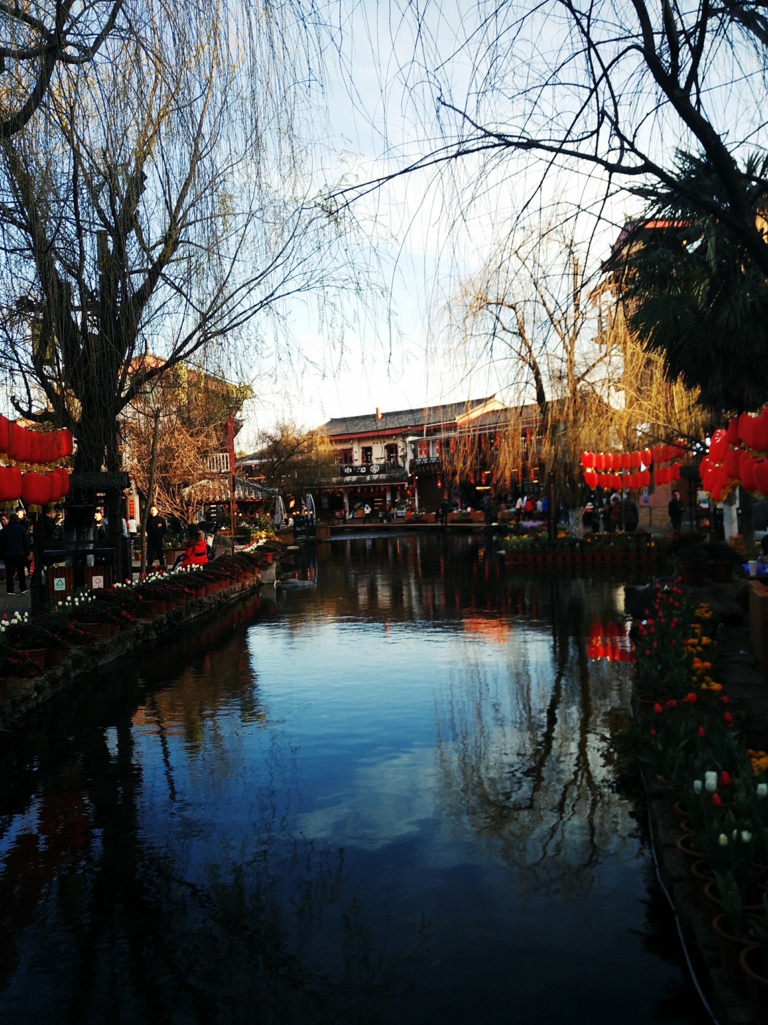 四方街——东巴宫——四方听音广场丽江古城有通往束河的11路公交车