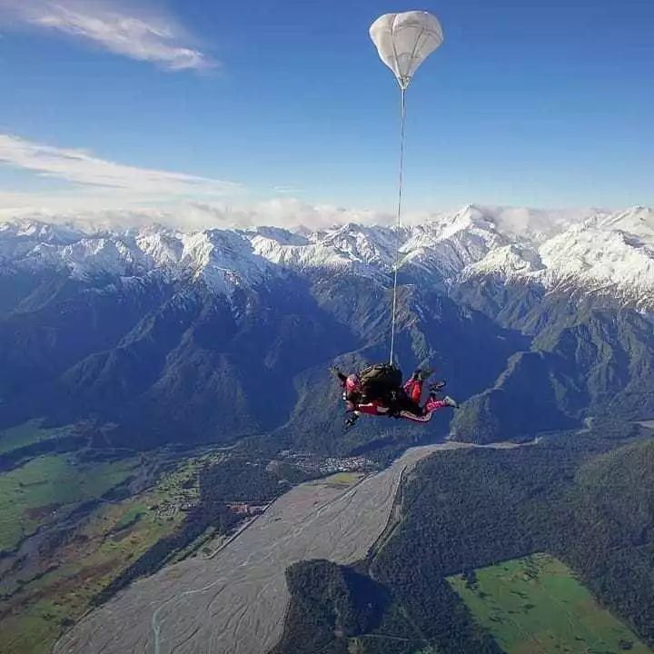 澳洲102歲老太挑戰高空跳傘,來新西蘭旅行必體驗!