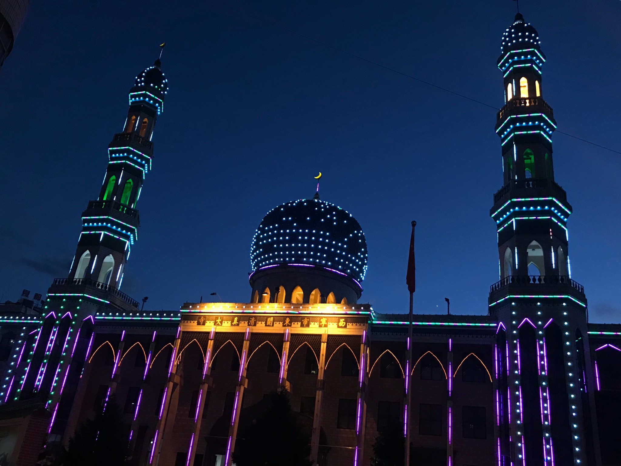 位置>位于西宁城西西关大街37号博纳广场内>简介>以相声为主打,说学逗