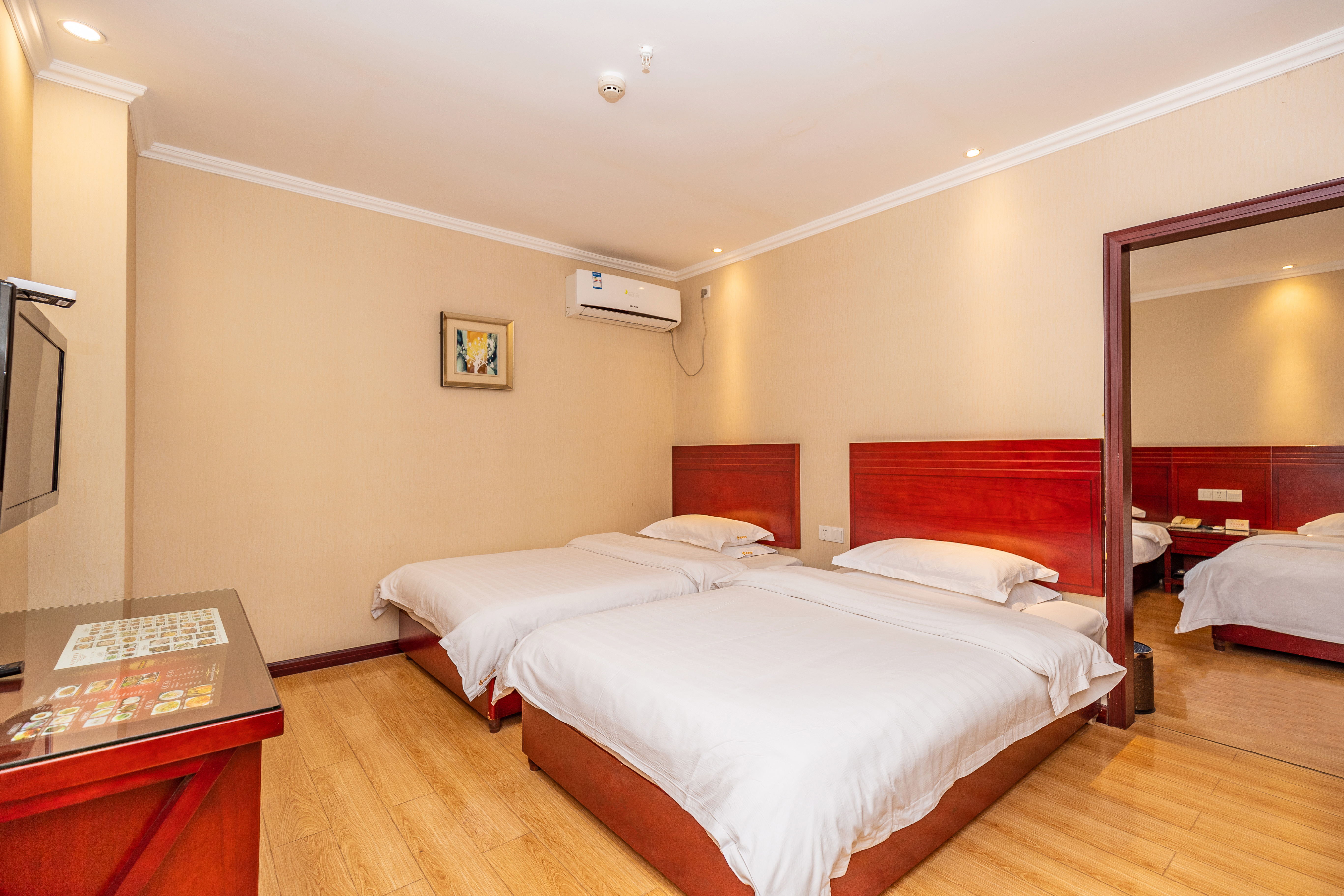 银海丽景酒店标间一晚(含双早) 双人三峡人家一日游(含渡船)