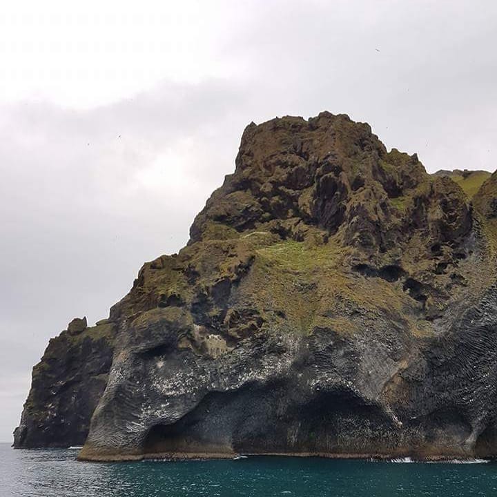 在韋斯特曼納群島,也有一塊大象巖(elephantrock),很像正在喝水的大象