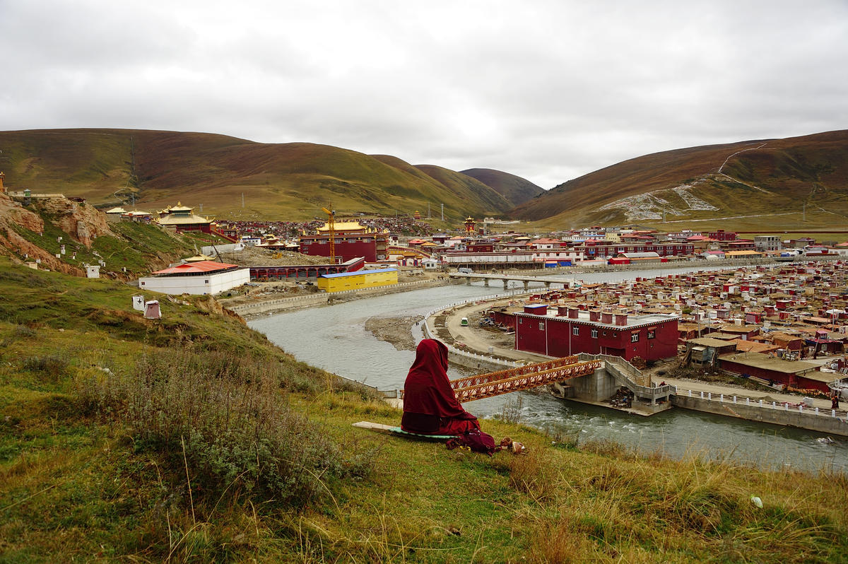 亚青寺| 觉姆岛—海拔4000米上的世界最大女性修行地