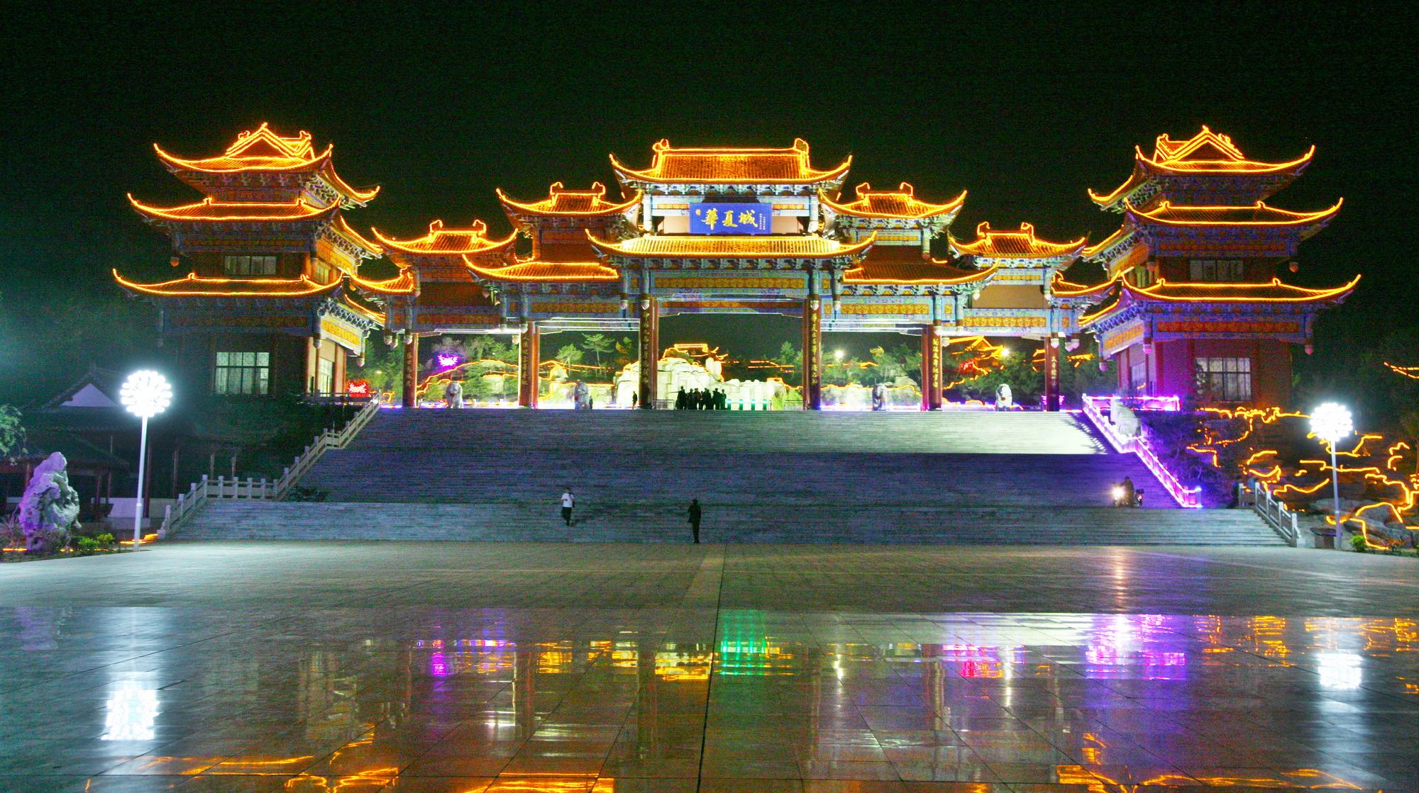 大型实景表演《神游传奇》是威海华夏城景区推出的华夏演艺传奇系列