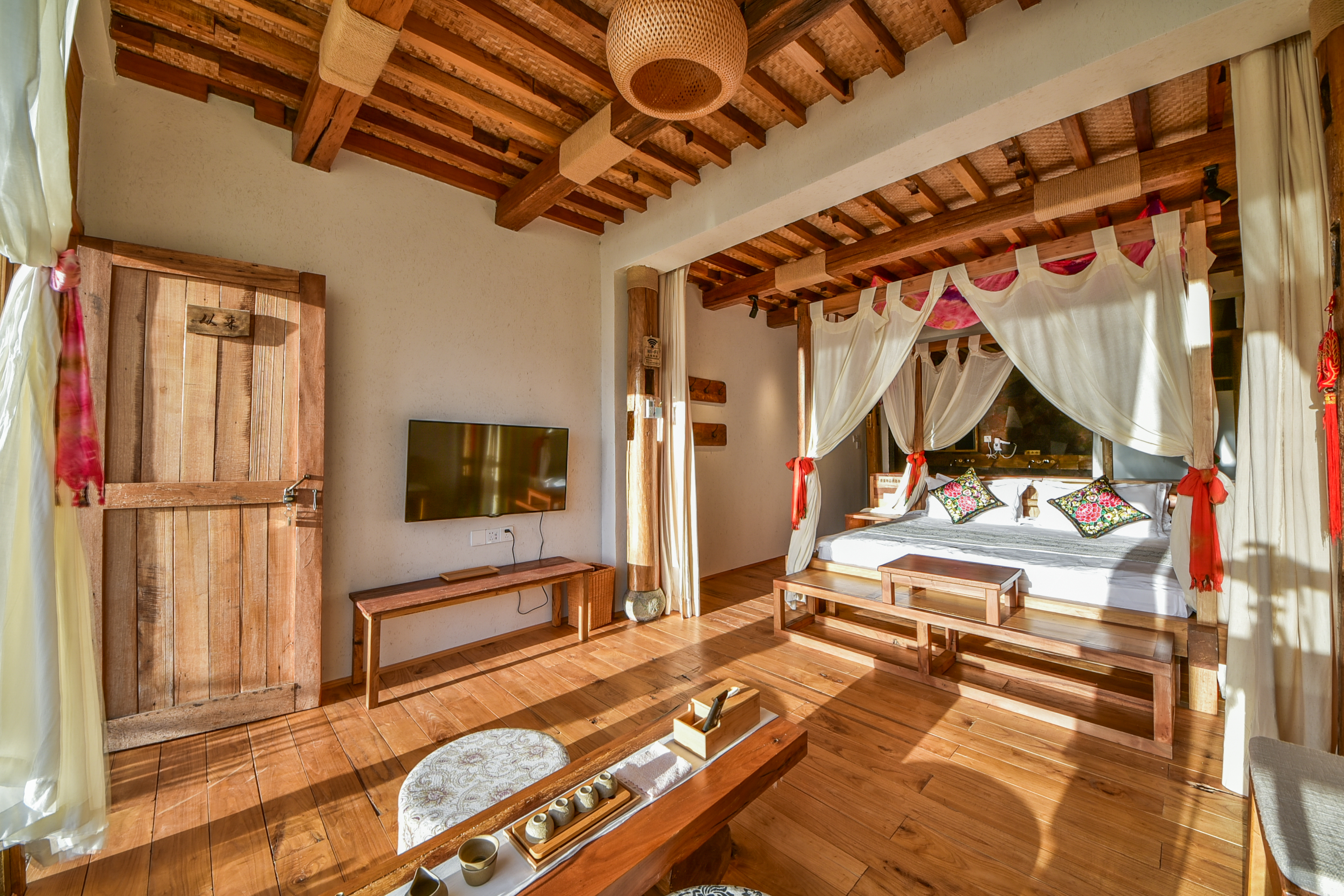 云南大理本来海景客栈双早天空之境拍照区域可提供拍摄服装苗绣收藏室