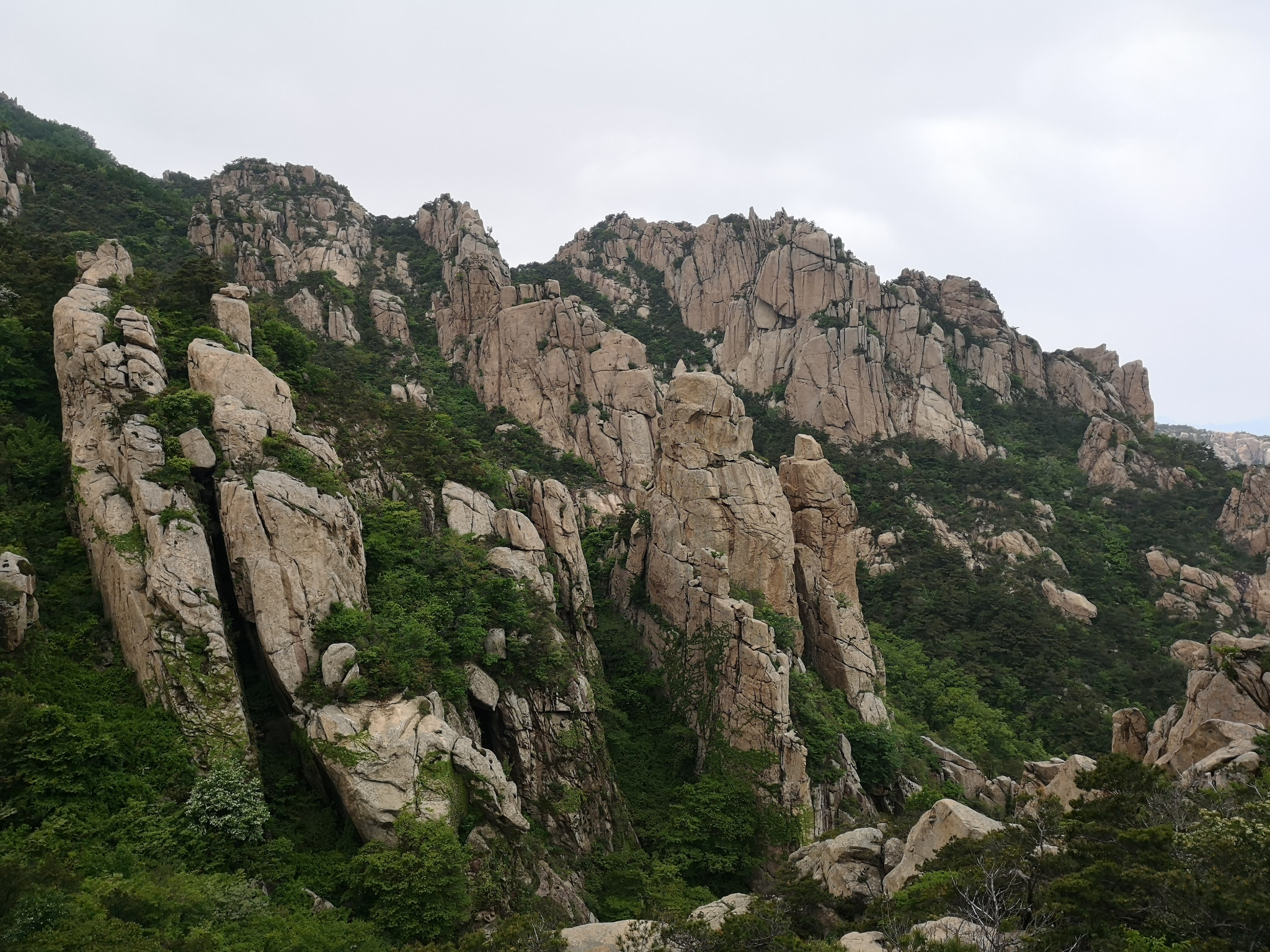 海岸邊的奇峰怪石穿行:青島嶗山二龍山-仰口登山徒步記