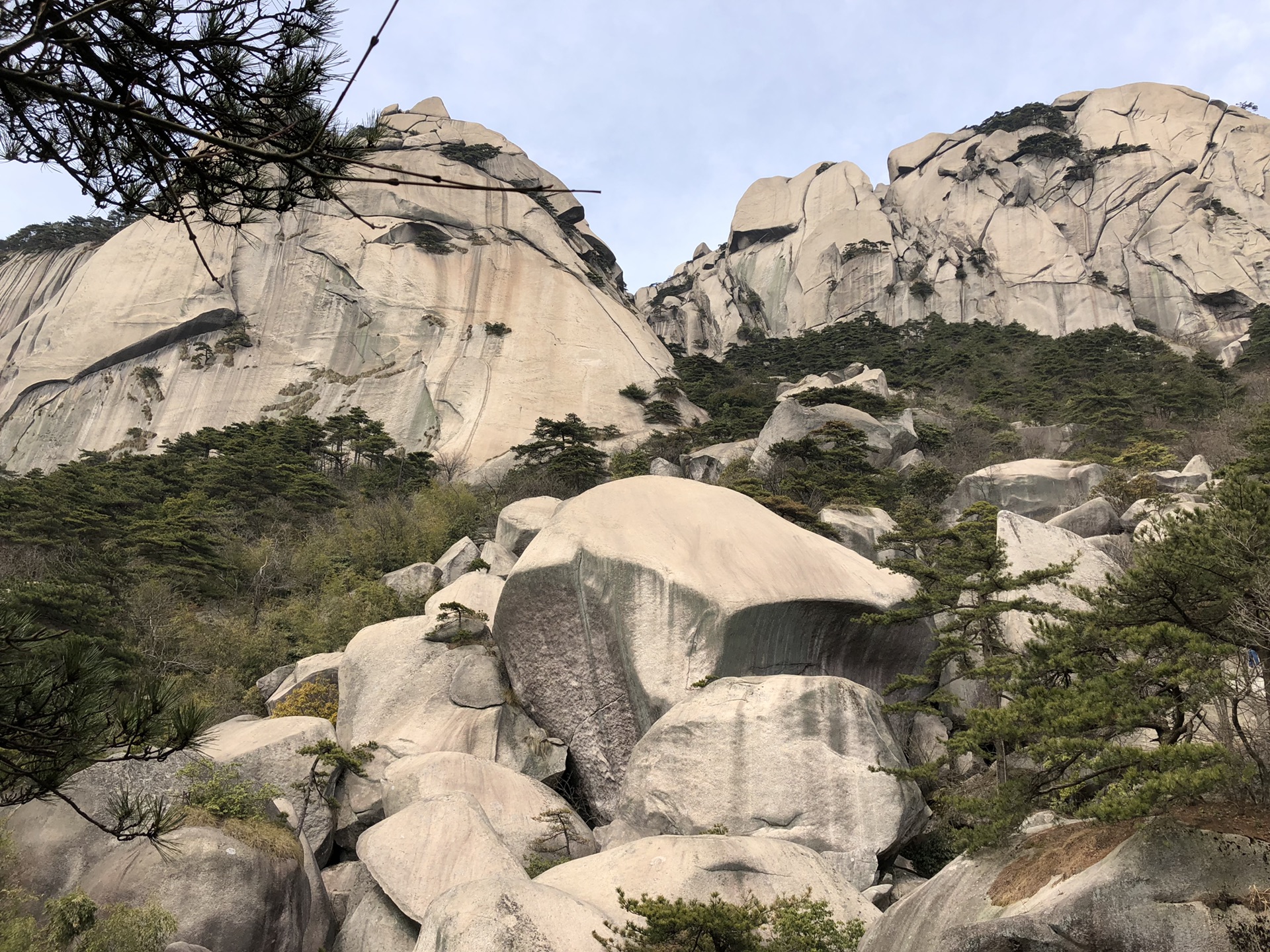 天柱山世界地质公园-龙吟虎啸崖