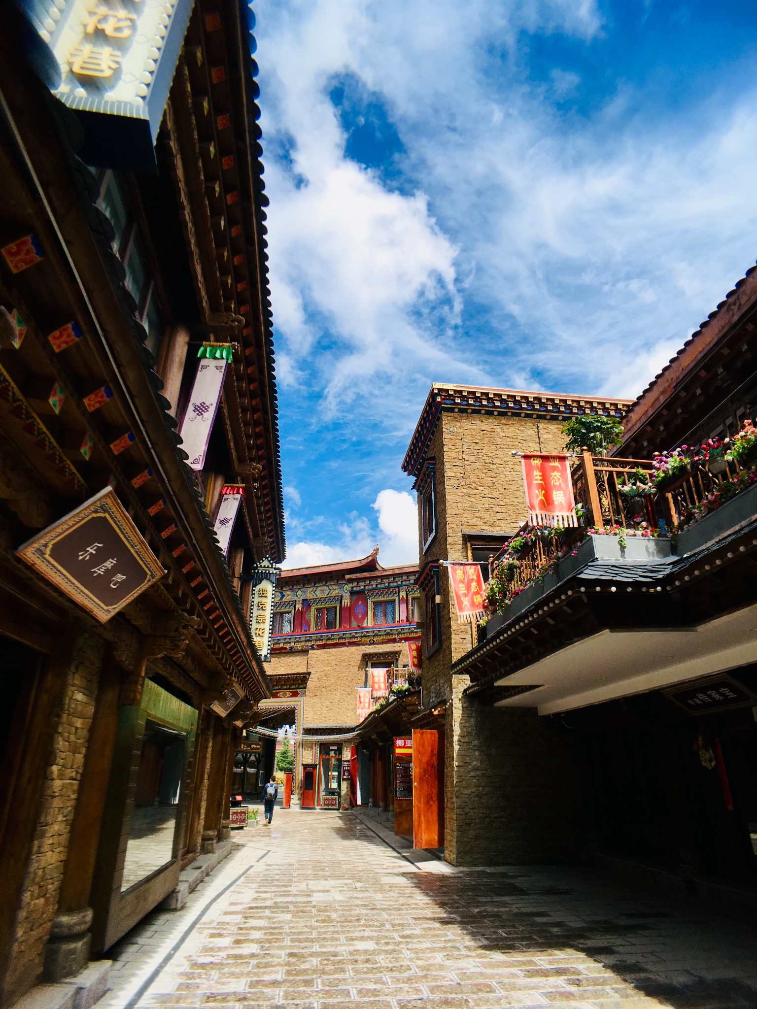 丽江有一个大研花巷,香格里拉有一个独克宗花巷,合在一起就是让人流连