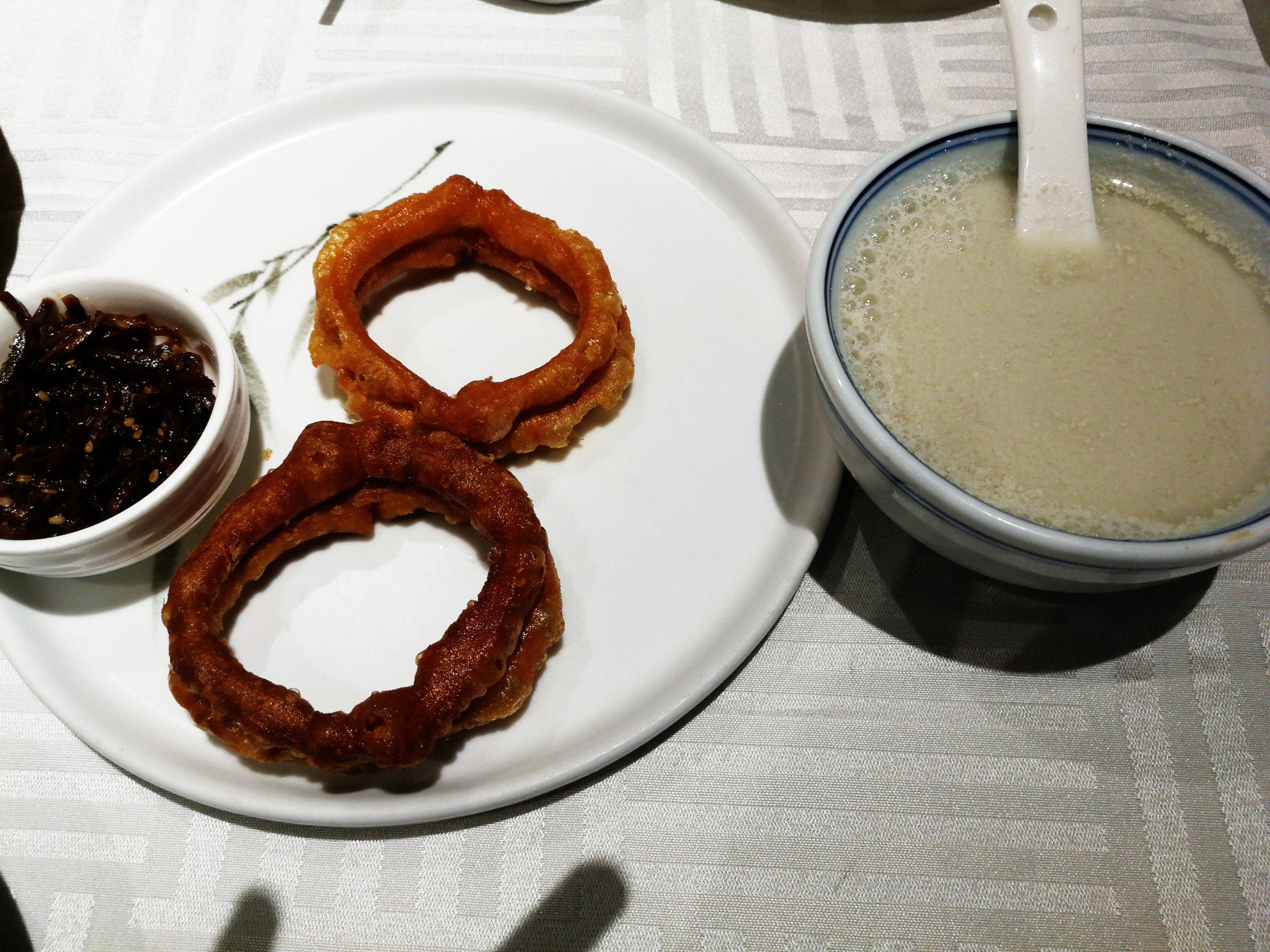 焦圈也超好吃，配上豆汁，一个菜可以体验两种老北京传统小吃～ 点击查看