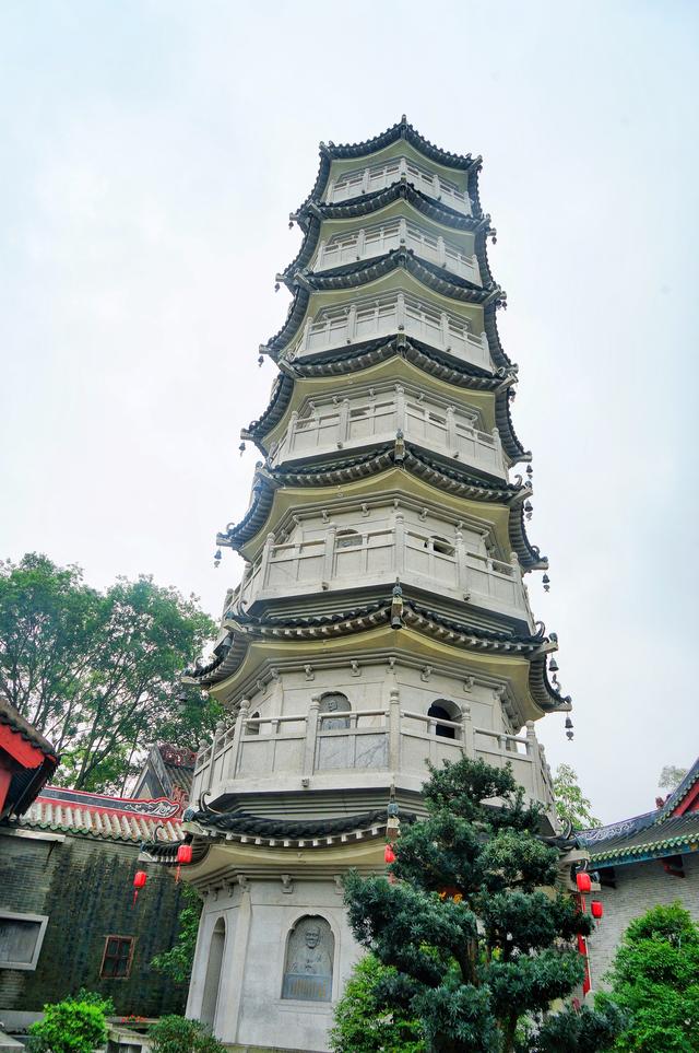 國恩寺,原為六祖惠能為父母所建的報恩寺,所以這裡有一幢報恩塔,高30