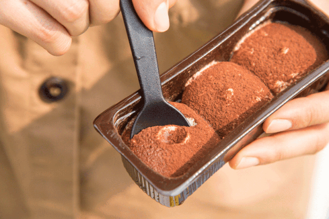 涂层是薄薄的,夹心雪糕醇而不甜,"卡兹卡兹"地咬上去真是非常过瘾了