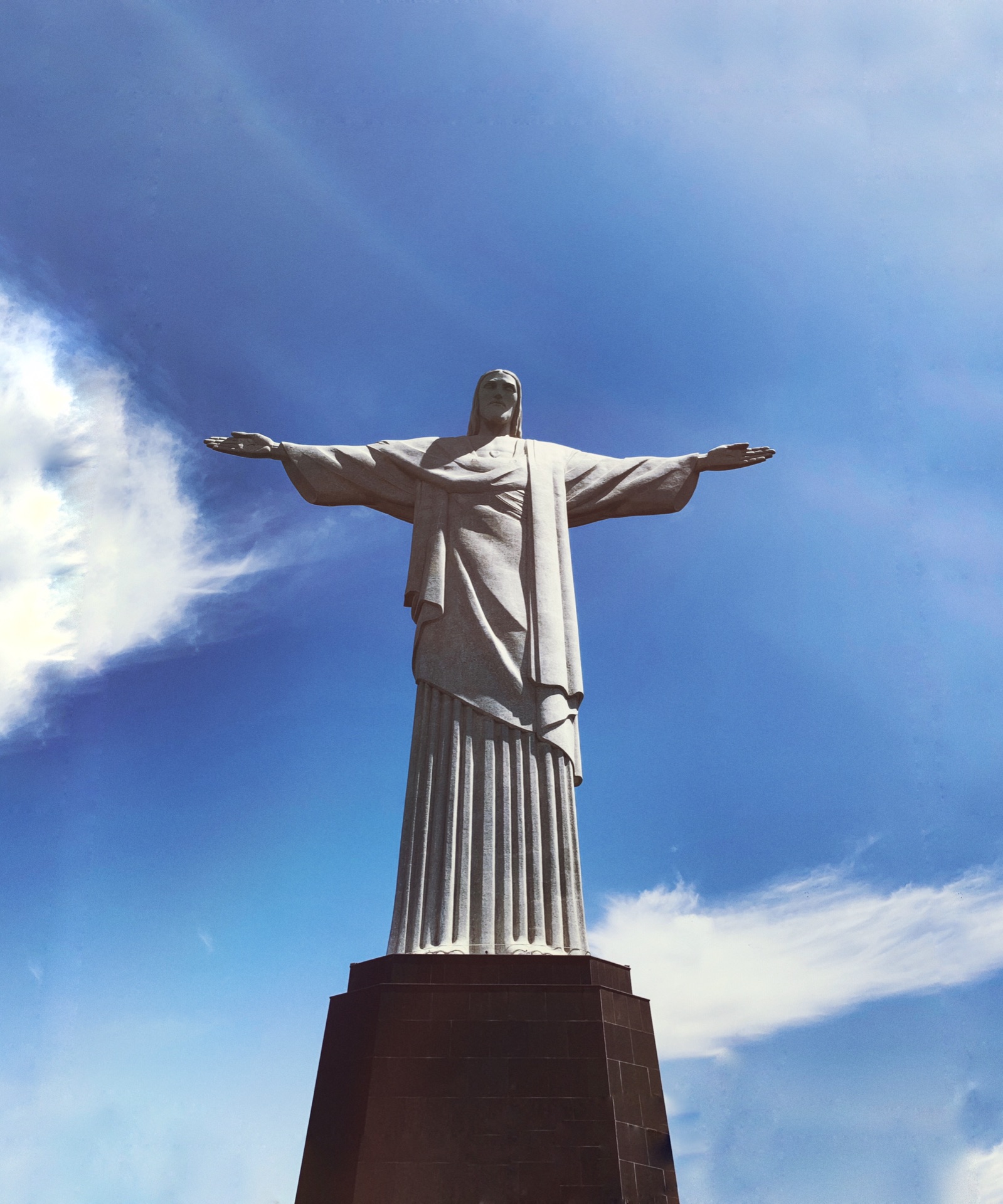 基督山建造在710米高的山顶,是为了纪念巴西独立100周年,耶稣张开双臂