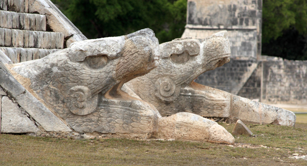 羽蛇神石雕图片