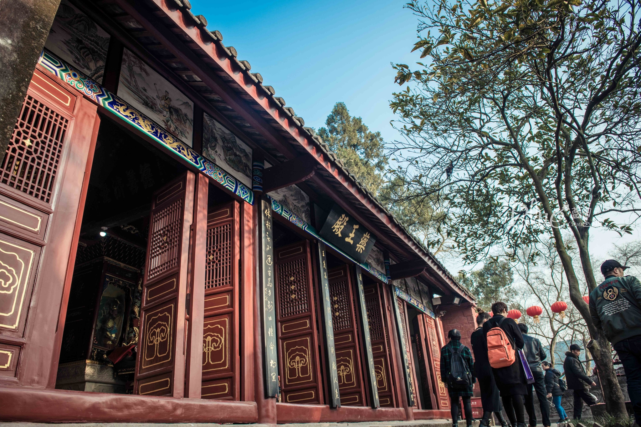 走过南山门,就可依次参观道观的灵祖殿,药王殿,东岳殿,祖师殿,三清殿.