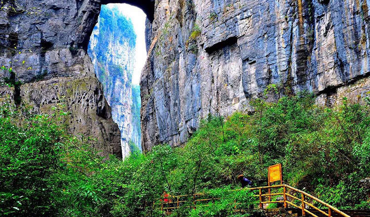 武隆天坑三桥龙水峡地缝一日游