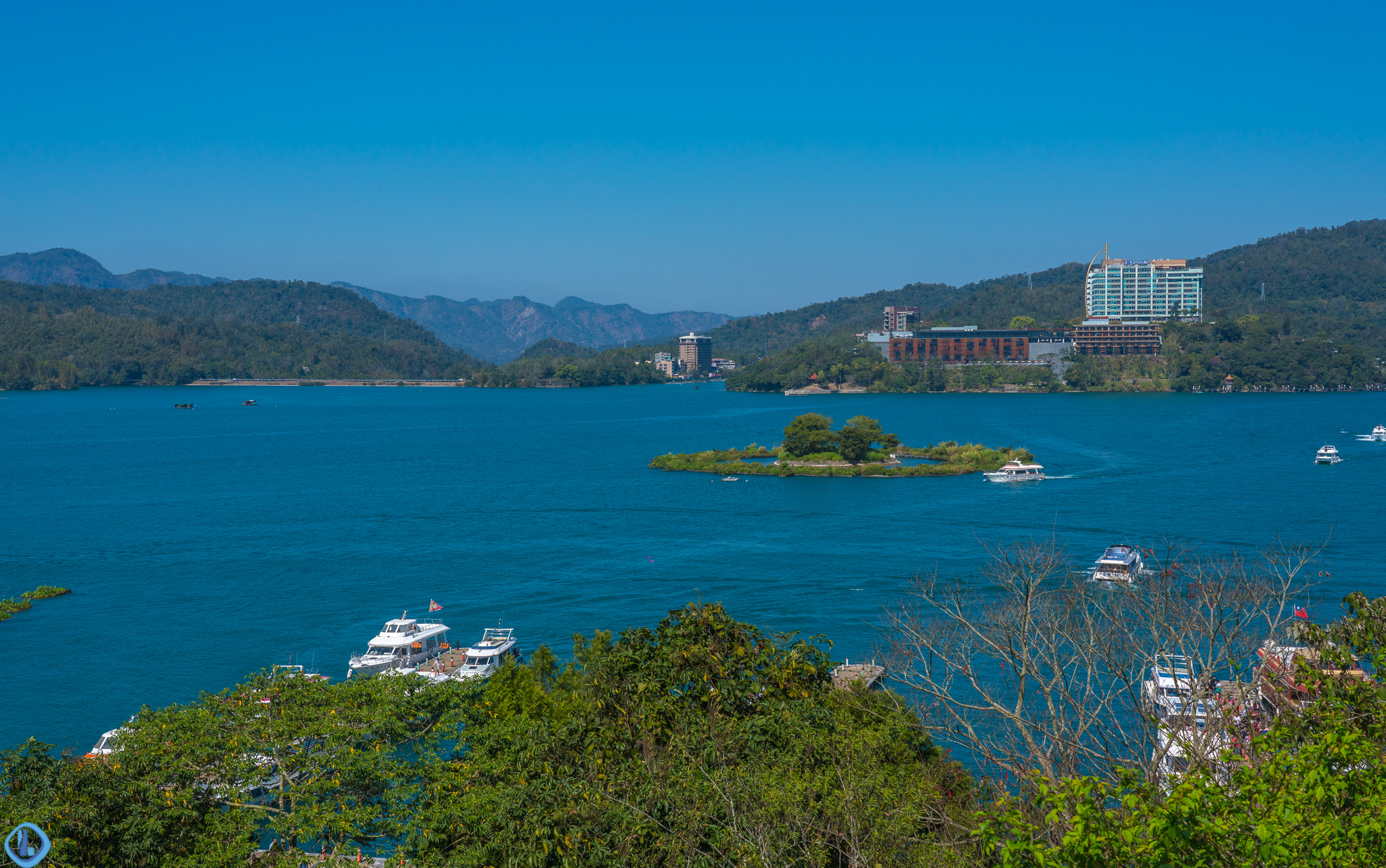 我见到的台湾日月潭,湖面已成了枫叶形状