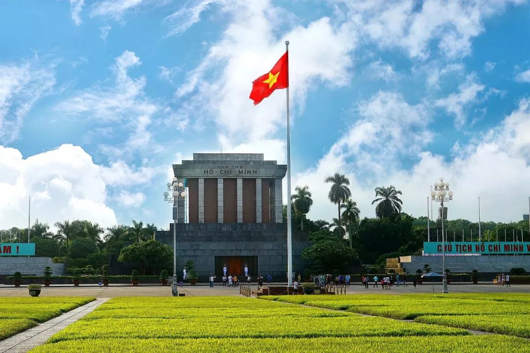 为纪念越南 人民的抗法斗争, 越南八月革命胜利后遂以巴亭为此广场