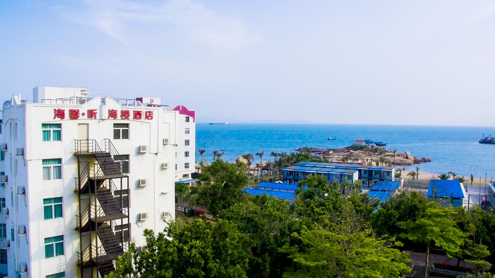 酒店座临于国家四a级景区珠海市外伶仃岛东南沿海的上佳位置.