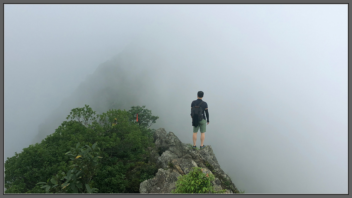 险在韶关龙斗峰之上，一山一路一黄狗