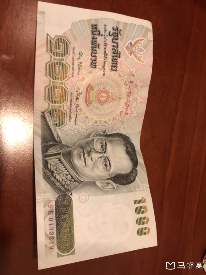 请问这个版本的泰铢还能使用吗不能的话能否去银行兑换新版