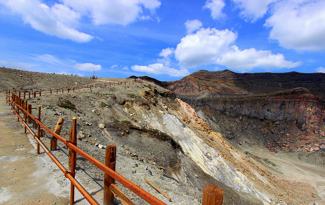 阿苏中岳火山口下方就是热涌泉,因为阿苏中岳火山口是活火山,一直在