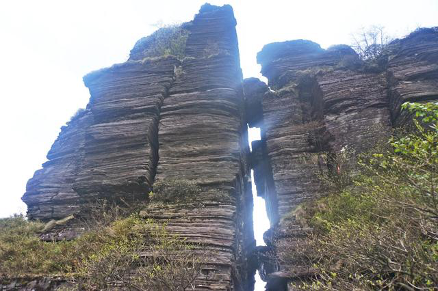 西线的山路由石头或是木栈道组成,因为从山脊爬山