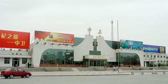 位于中卫市西郊的迎水桥铁路编组站是规划中亚洲最大的铁路编组站之一