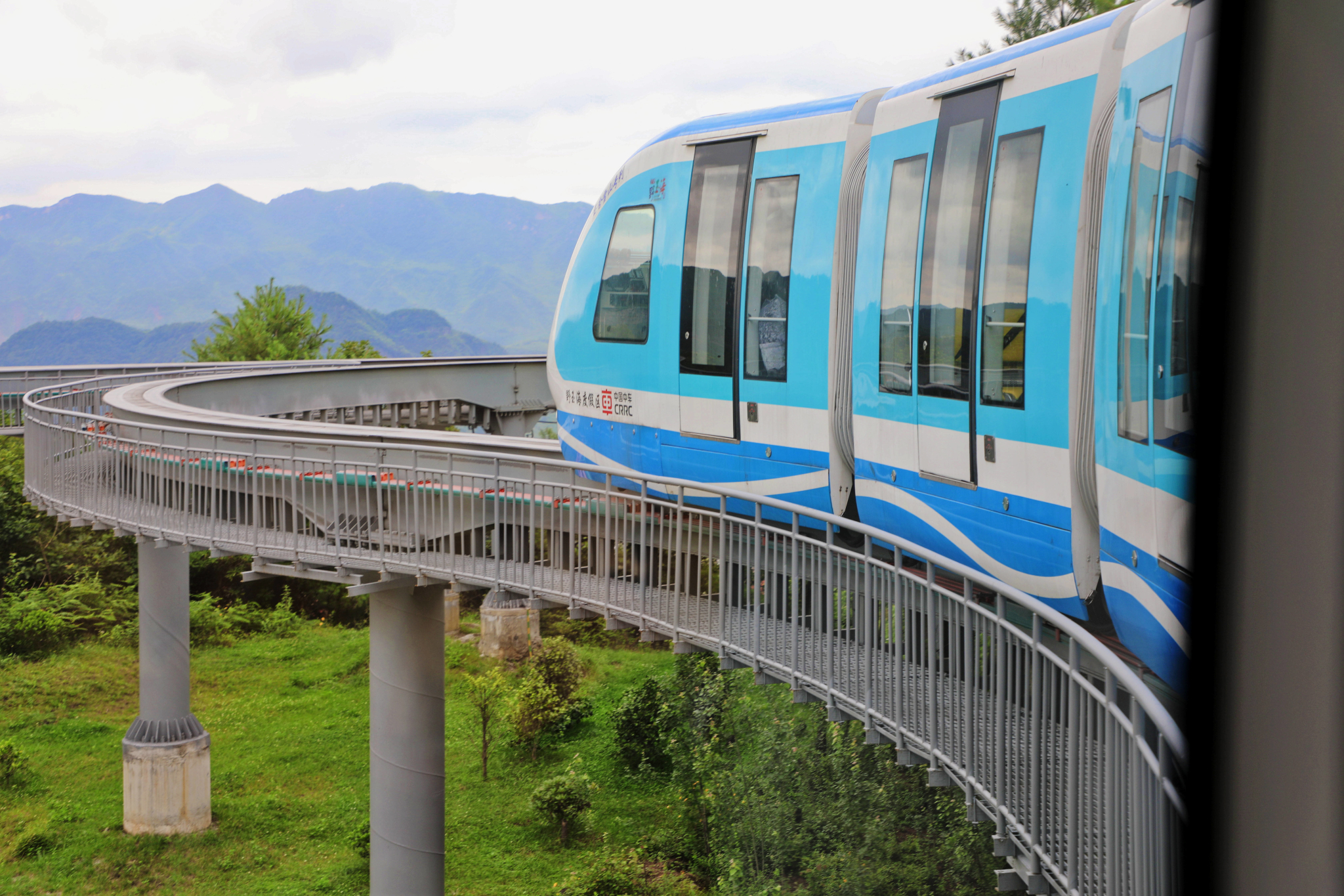 六盘水【野玉海单轨小火车】是世界首 座三层螺旋盘升跨坐式单轨桥,在