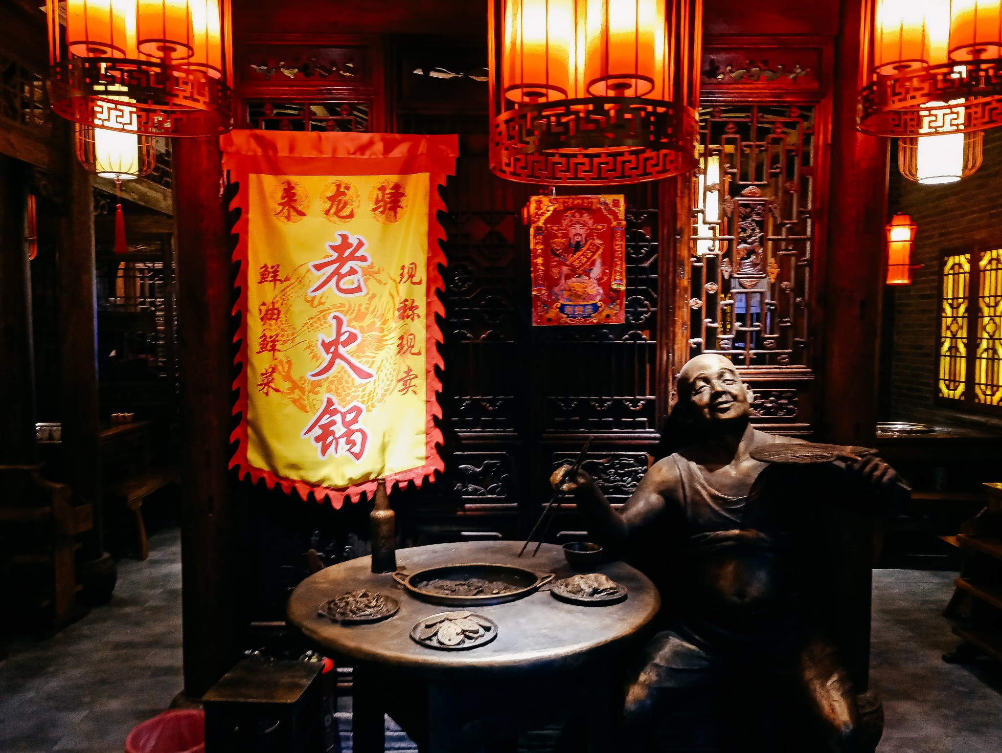重庆解放碑商圈里藏着一家开了将近40年的老火锅