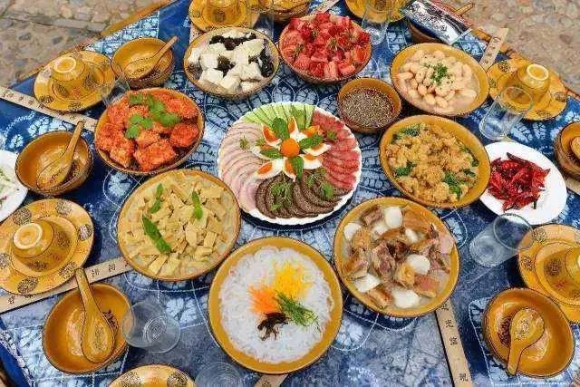 土八碗"是白族传统宴席上一套典型的菜谱,有煮,炒,蒸,炸,煎,腌多种