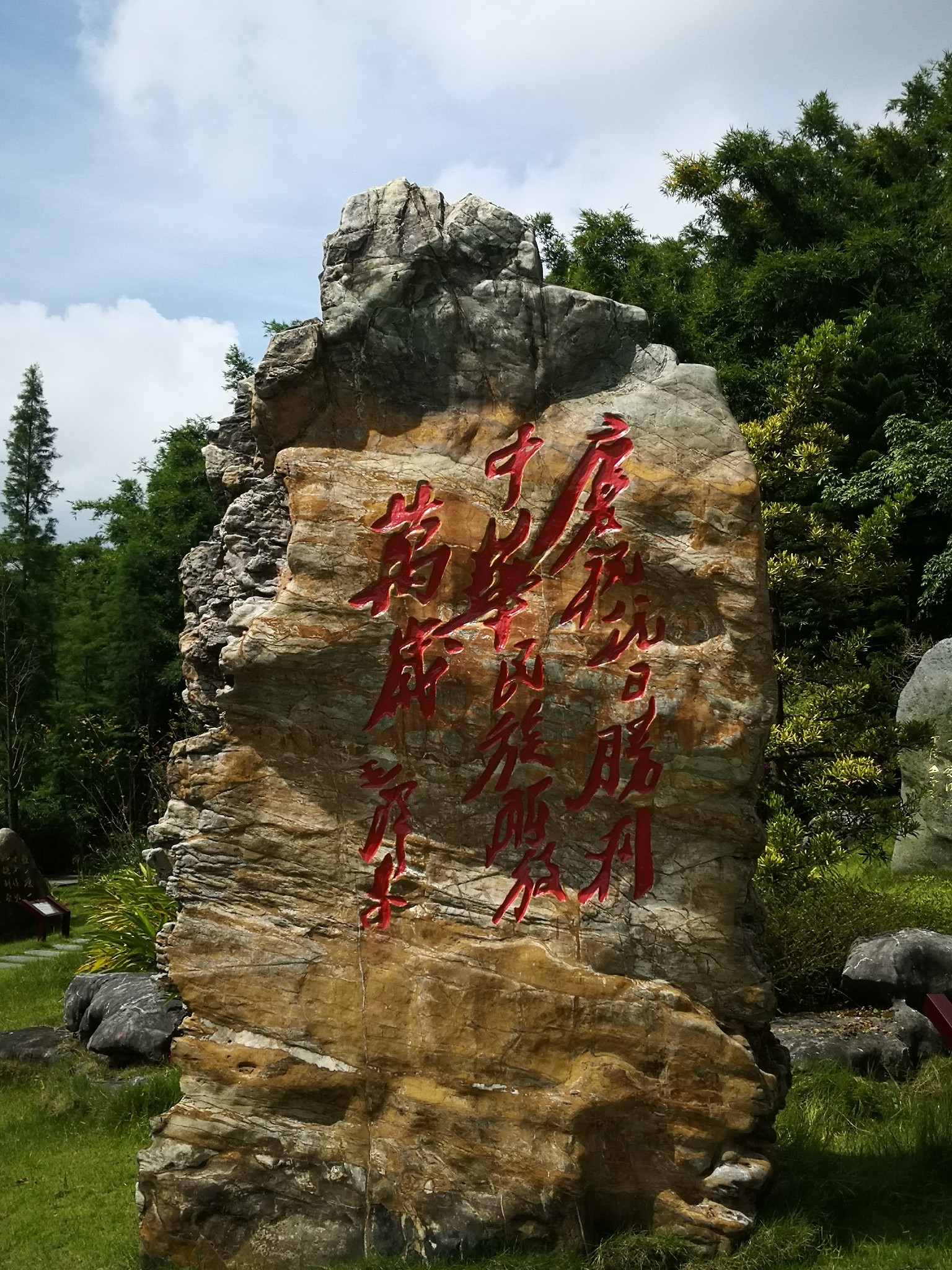 雄关独峙镇南天,碧血千秋昆仑关.巍巍青山埋忠骨,铁血铸就民族魂.
