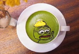 铜锣湾Cafe新推搞怪Pepe拉花咖啡-日式芝麻/抹茶咖啡/3D立体公仔拉花咖啡
