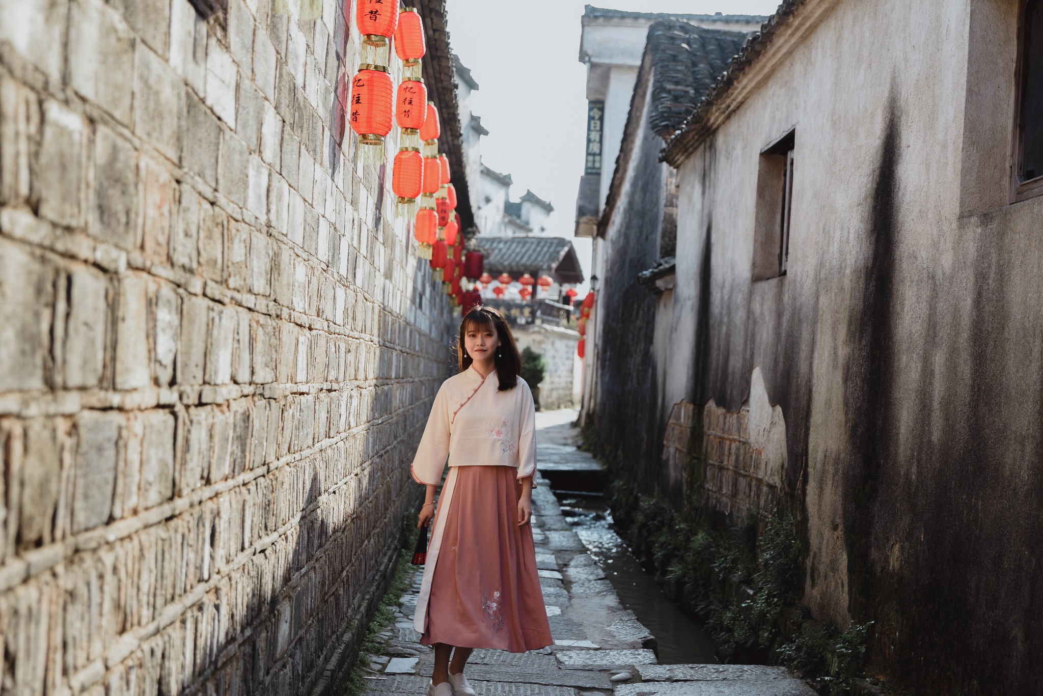 二进徽州人像『旅拍』日志:拔草婺源油菜花,在宏村穿古装_游记