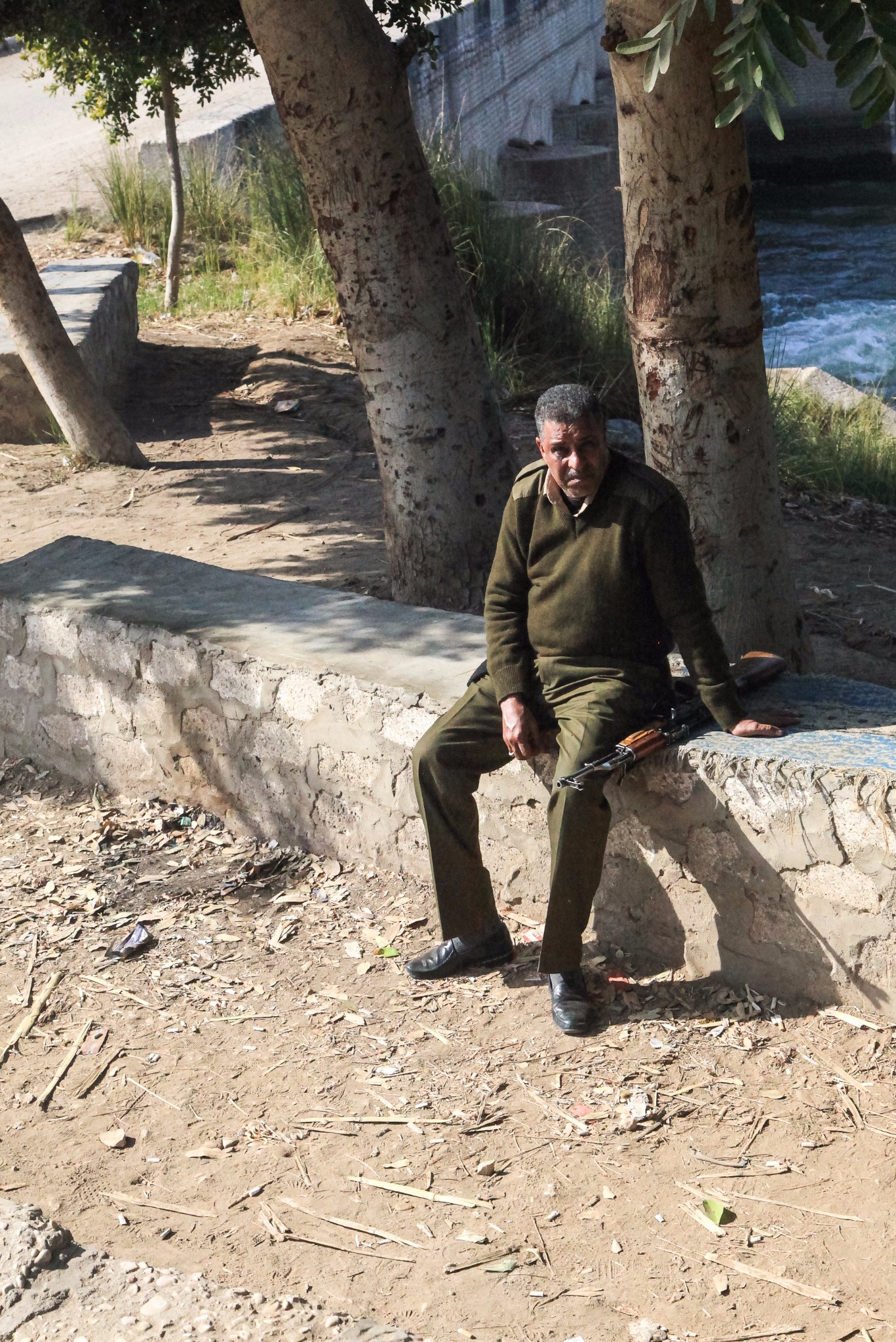 车窗中拾掇的埃及人的生活画面埃及七日游d