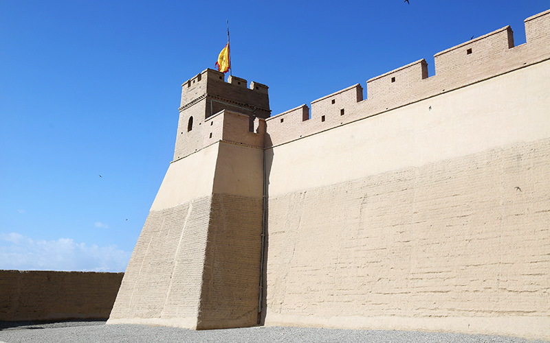 嘉峪关由内城,外城,城壕三道防线成重叠并守之势,壁垒森严