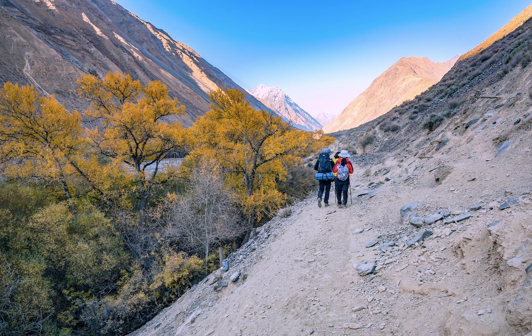 与其他若干路线需要经过一段艰辛跋涉,才有美景相伴来说,孟克德古道