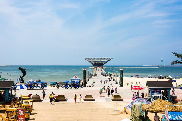 山海廣場 山海廣場景區位於鮁魚圈西部海濱旅遊帶,海岸線長4.