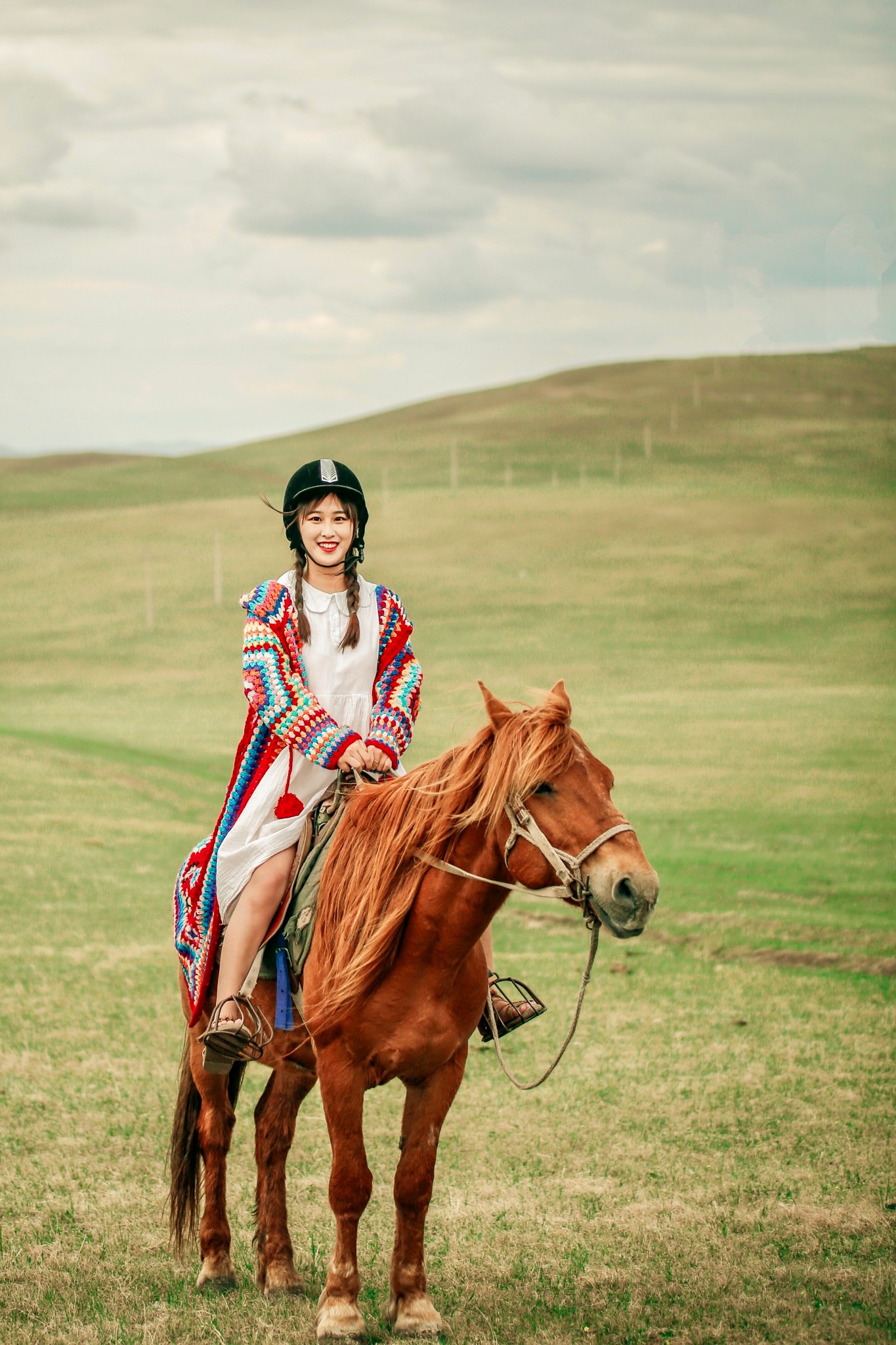 蒙古女孩骑马图片