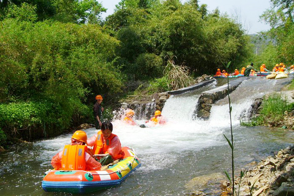 安吉荷花山漂流景区取票人多更优惠水上嬉戏享受亲子乐趣