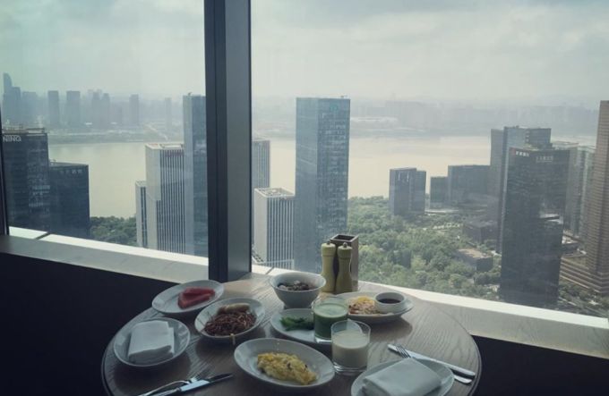 餐厅周今日开吃。老板,来一份秀色可餐?