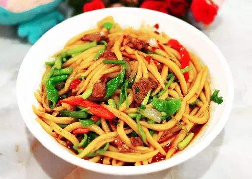二节子炒面过油肉拌面拉条子就是新疆拌面,制作时不擀,不压,直接用手