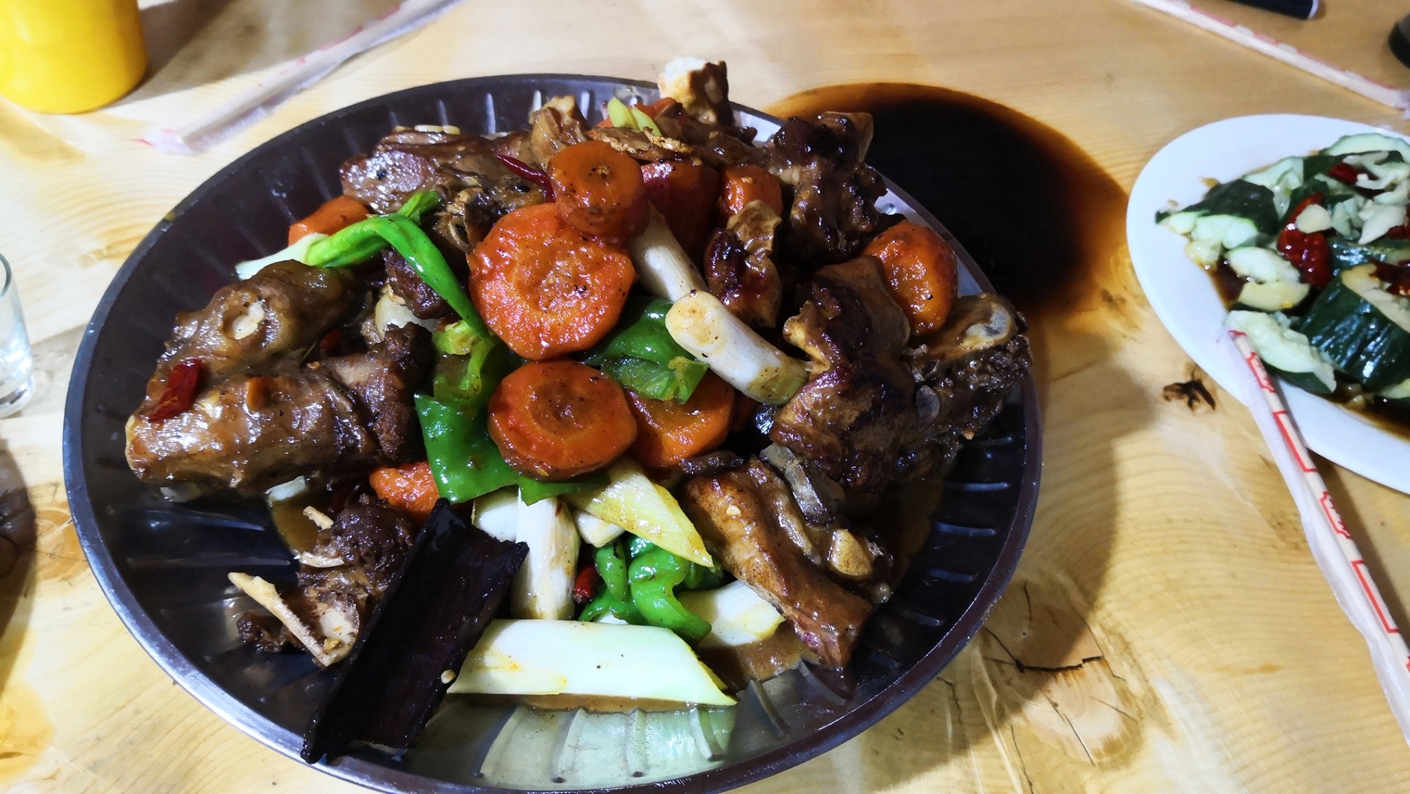 新疆特色美食架子肉100元/公斤，拌面当饭前开胃菜，大块吃肉太攒劲 - 哔哩哔哩