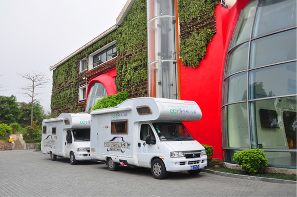 房车主题的酒店,酒店外停着4辆房车,非常醒目,房车可以预约出游,不过