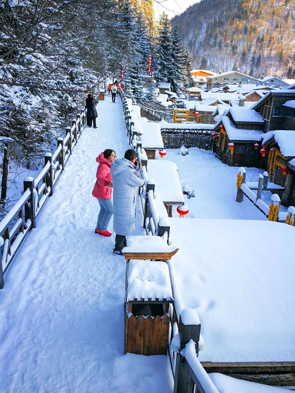 雪韵大街的南,北,中都有一条通往棒槌山观景台的