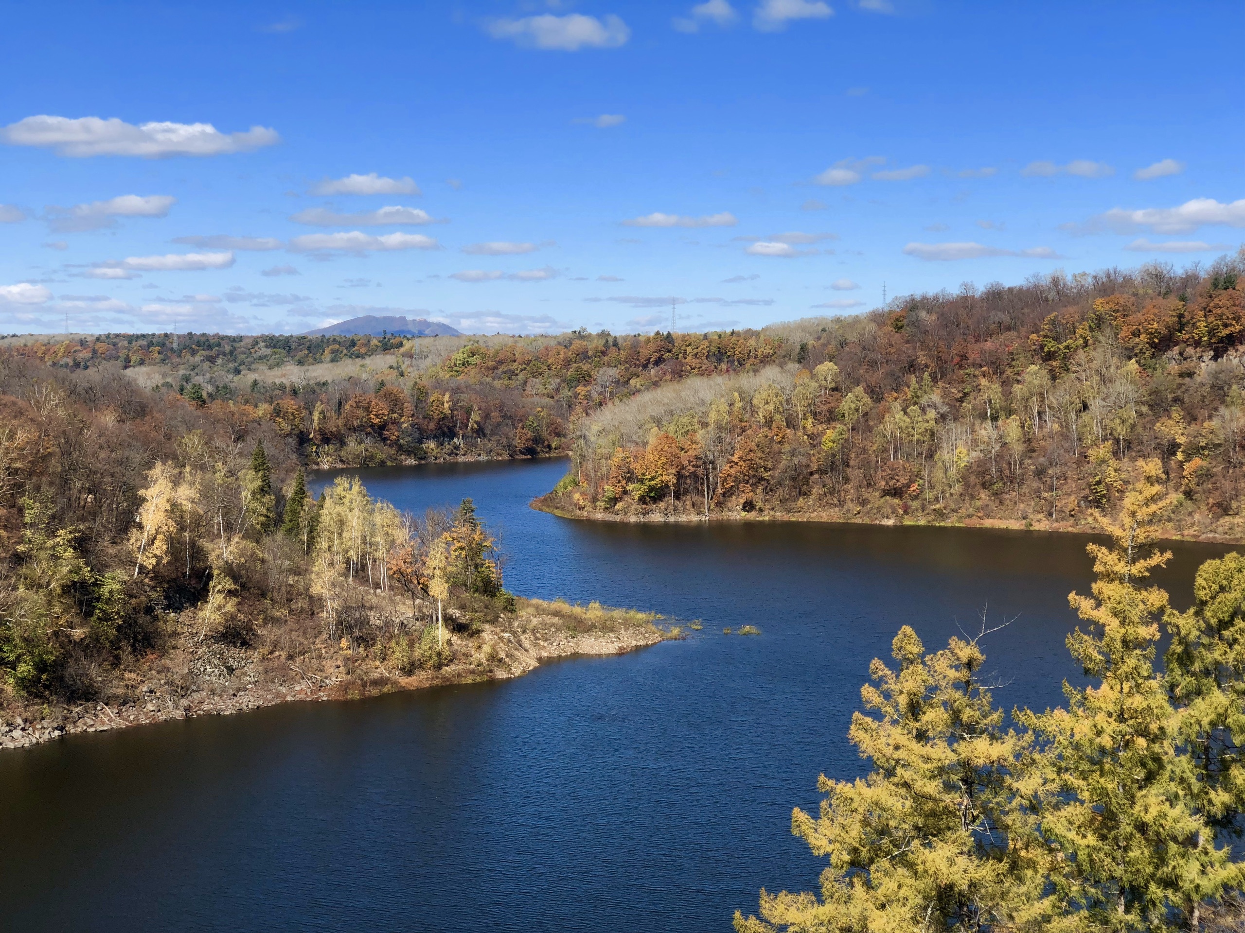 28张图片玉柱峰位于长白山景区内,在天池以西,东北距白云峰一公里,又