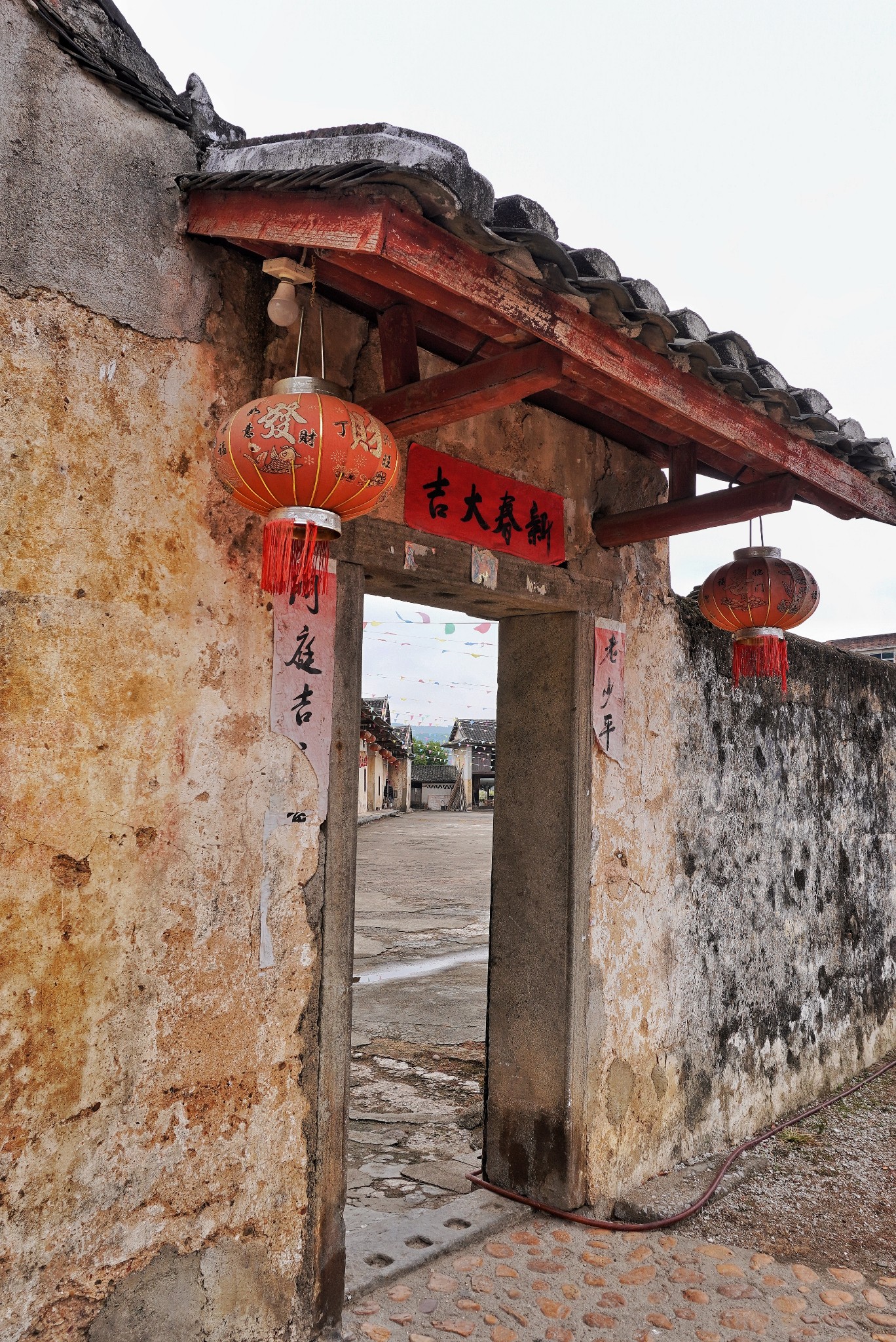 贺州客家围屋建于清朝隆末年,这是江氏家族祖屋,两百多年前由于战乱从