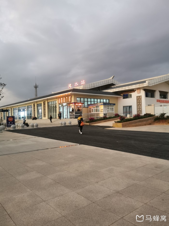 建水动车站就在建水镇吗