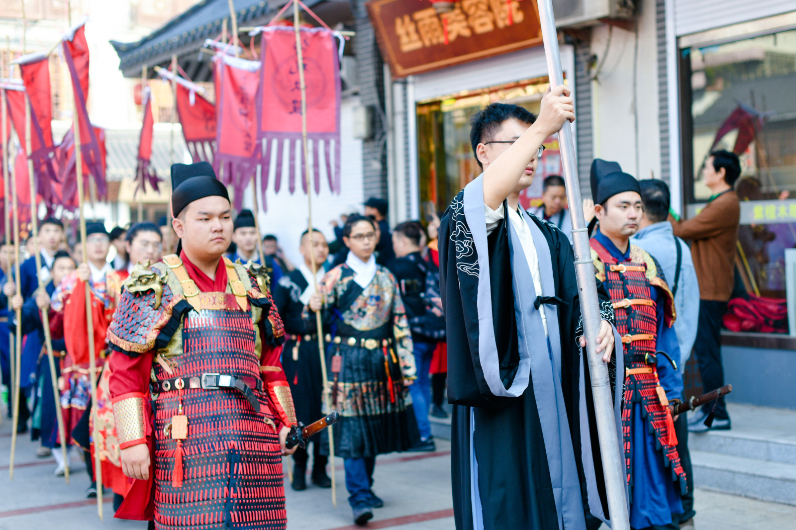 衣冠赫奕,蝉衫麟带,华裾鹤氅,缓带轻裘,开幕式由两百人组成的汉服巡游