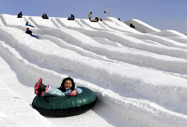 冰雪溜滑梯,雪上橡皮艇,雪地迷宫等项目让大人小孩都玩得不亦乐乎!